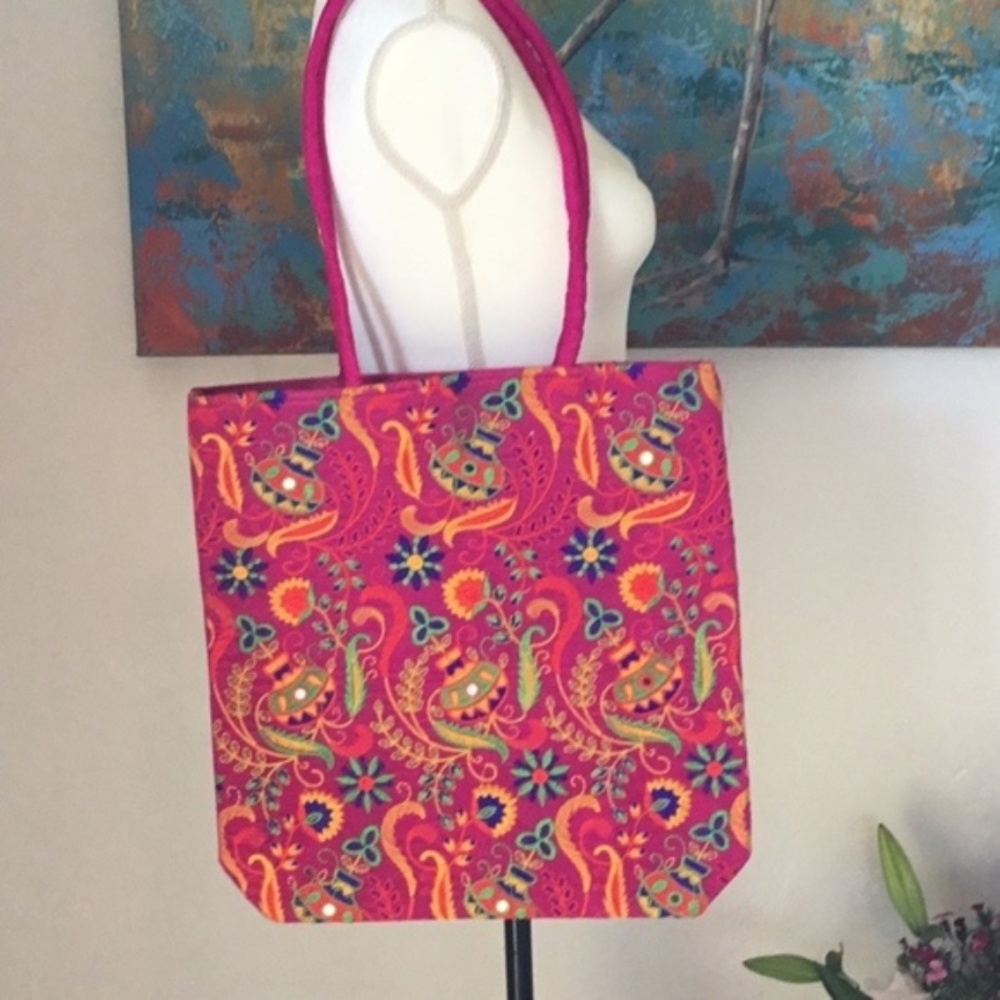 🌹Tote with stunning detail! Embroidered and silk